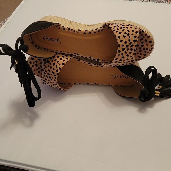 QUPID ANIMAL PRINT DESIGN PLASFORM WEDGE OPEN TOE SANDAL - Picture 13 of 14